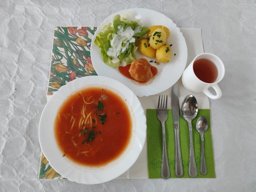 zupa pomidorowa, ziemniaki, sałata zielona, pulpet rybny w sosie, kompot