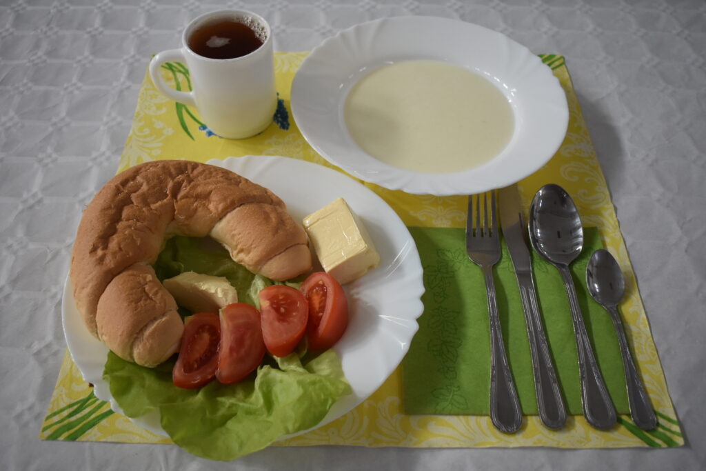 rogal, ser topiony, masło, pomidor, herbata, zupa mleczna