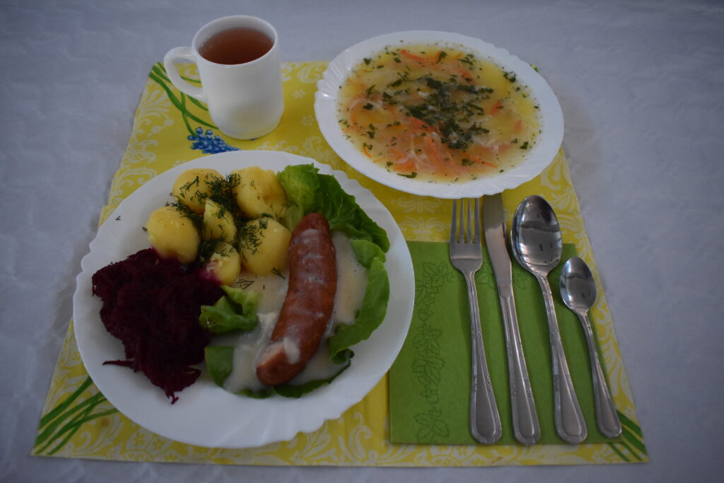 zupa, ziemniaki, buraczki, kiełbasa, kompot