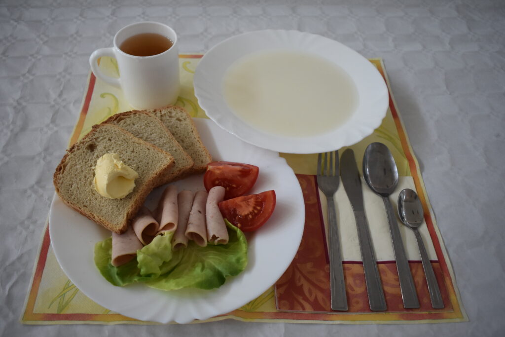 szynka, pomidor, masło, zupa mleczna