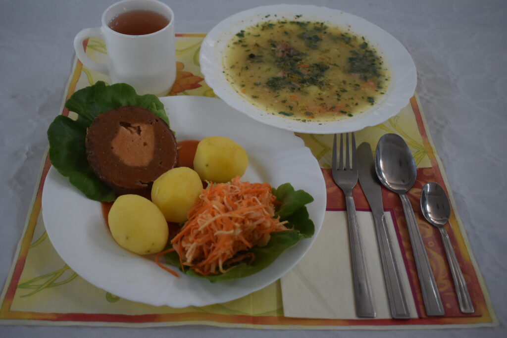 surówka, zupa, ziemniaki