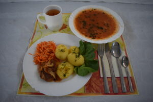 ziemniaki, surówka, zupa