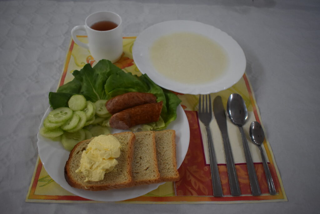 ogórek, kiełbasa. zupa mleczna