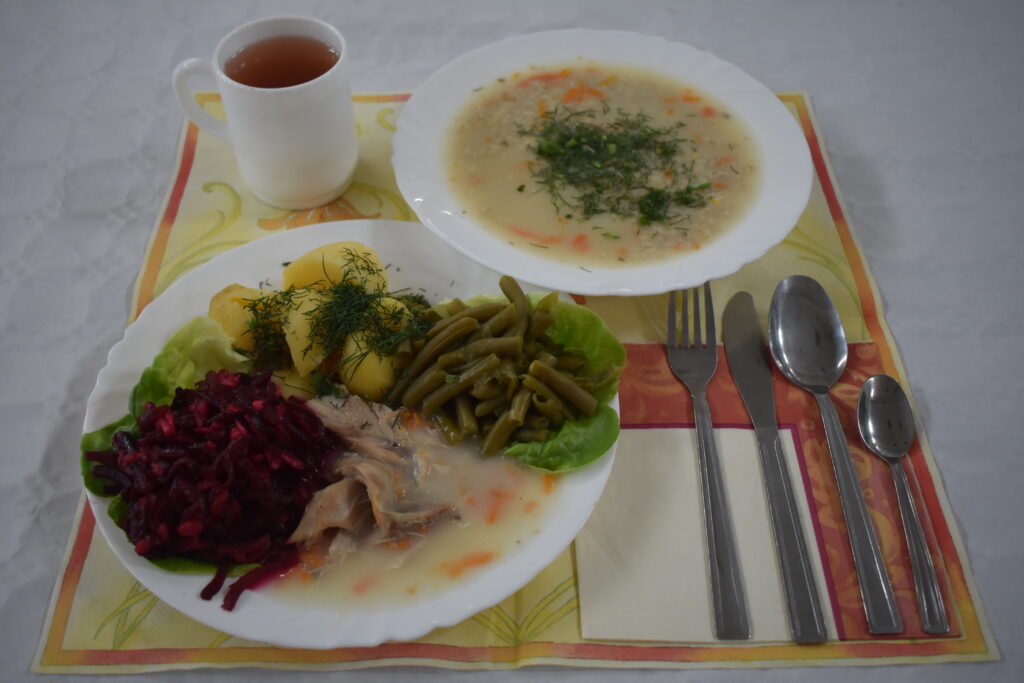 zupa, buraczki, ziemniaki