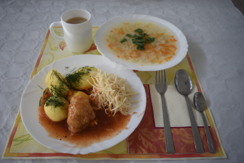 zupa, surówka, mięso z sosem