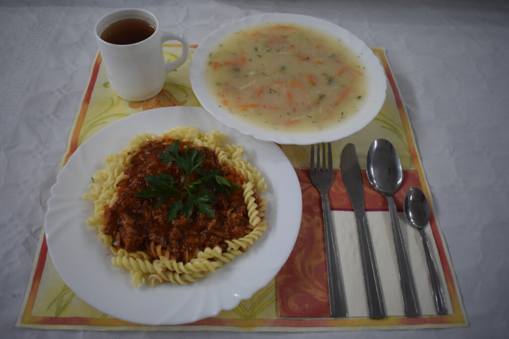 makaron z sosem, zupa