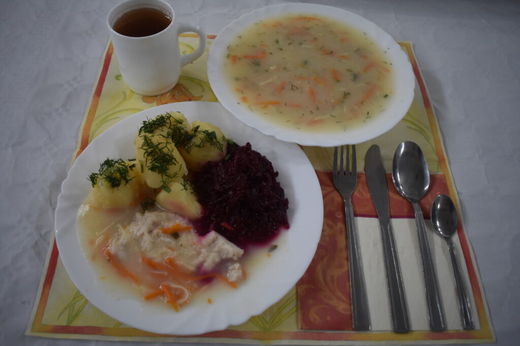 gulasz drobiowy, buraczki, ziemniaki