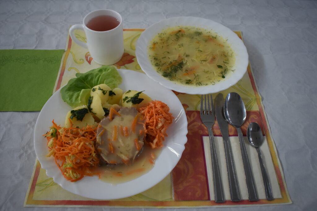 zupa jarzynowa, surówka, mięso