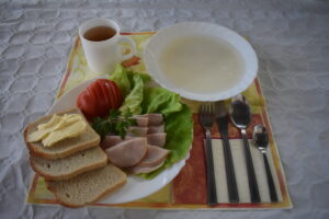 sałata, pomidor, chleb, masło