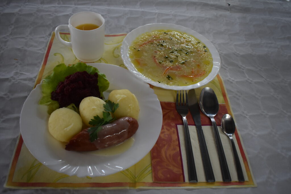 kiełbasa, ziemniaki, sos, buraczki