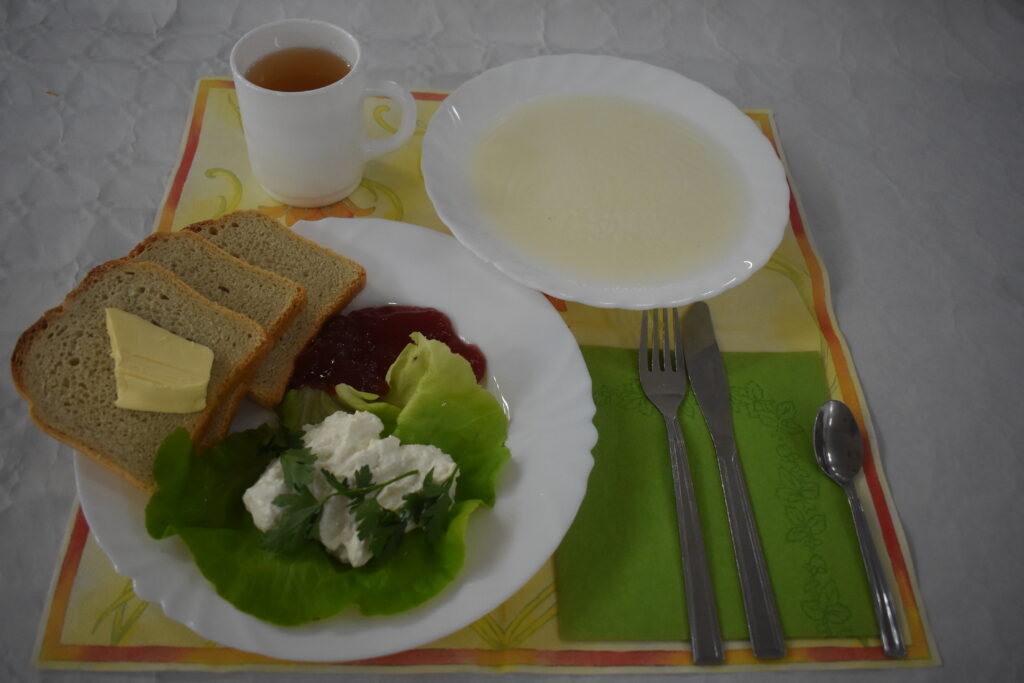 chleb, zupa mleczna, herbata, dżem, ser biały,