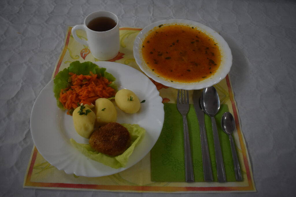 zupa, ziemniaki, sałata zielona, kotlet mielony, kompot