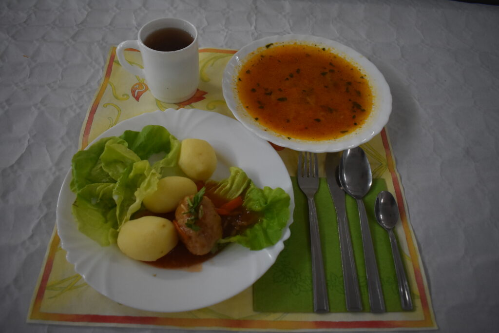 zupa, ziemniaki, sałata zielona, kotlet, kompot