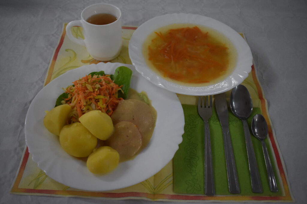 ziemniaki, sos, surówka
