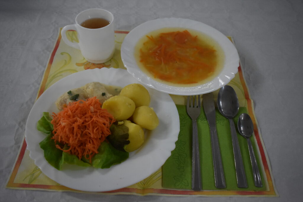 surówka, zupa, ziemniaki, herbata