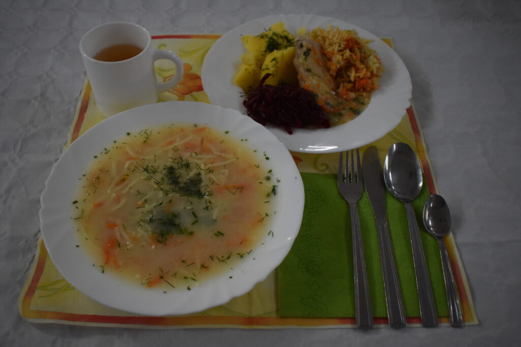zupa. buraczki, surówka