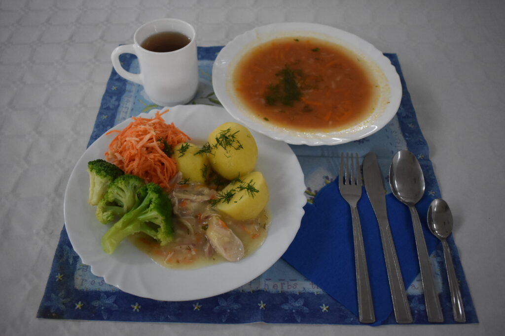 ziemniaki, surówka, mięso, sos