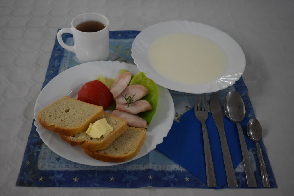 zupa mleczna, pieczywo, masło, szynka
