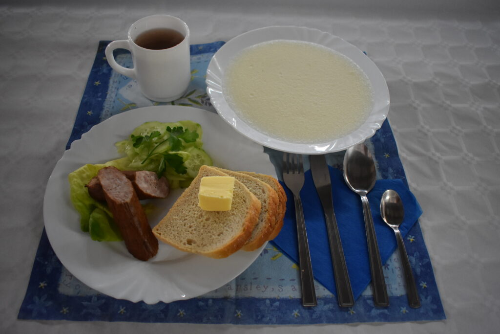 kiełbasa, chleb, masło, zupa mleczna
