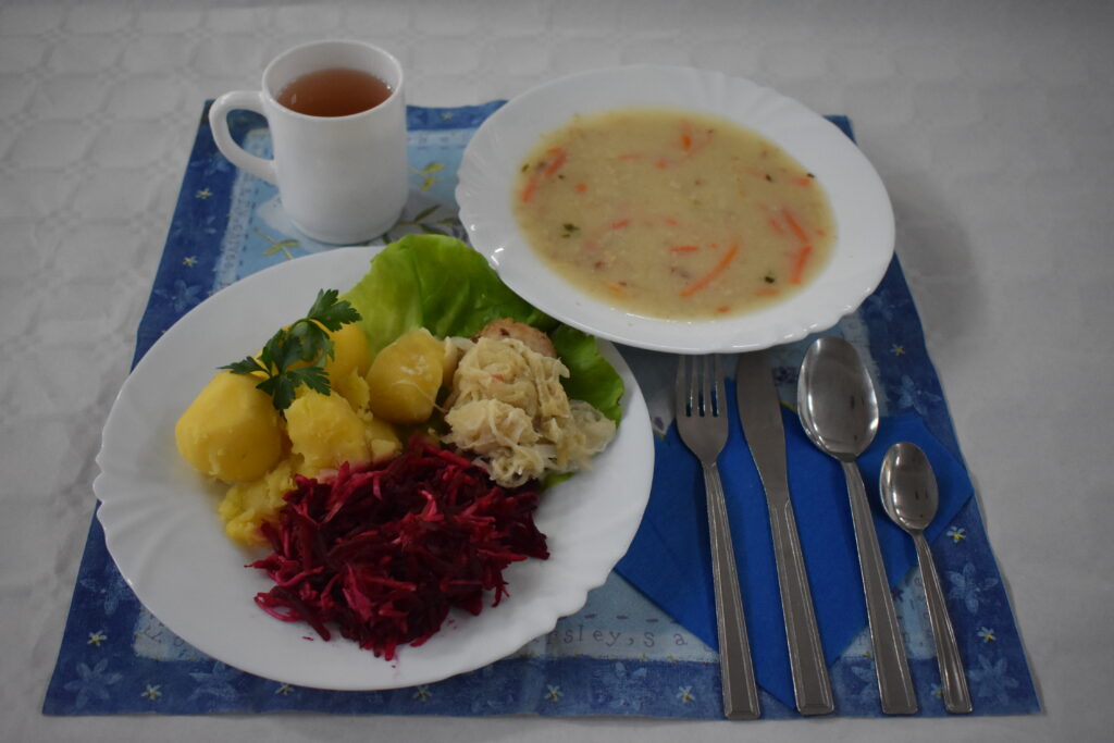 buraczki, ziemniaki, sałata, zupa