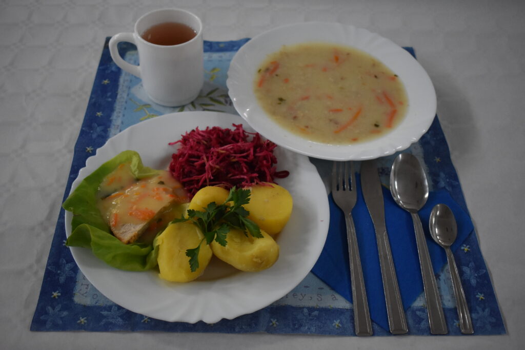 ziemniaki, zupa, buraczki, mięso