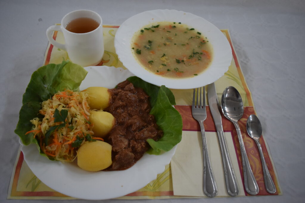 ziemniaki, gulasz, zupa, surówka