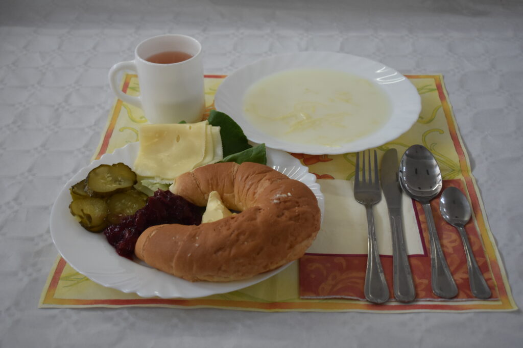 rogal, ser, zupa mleczna