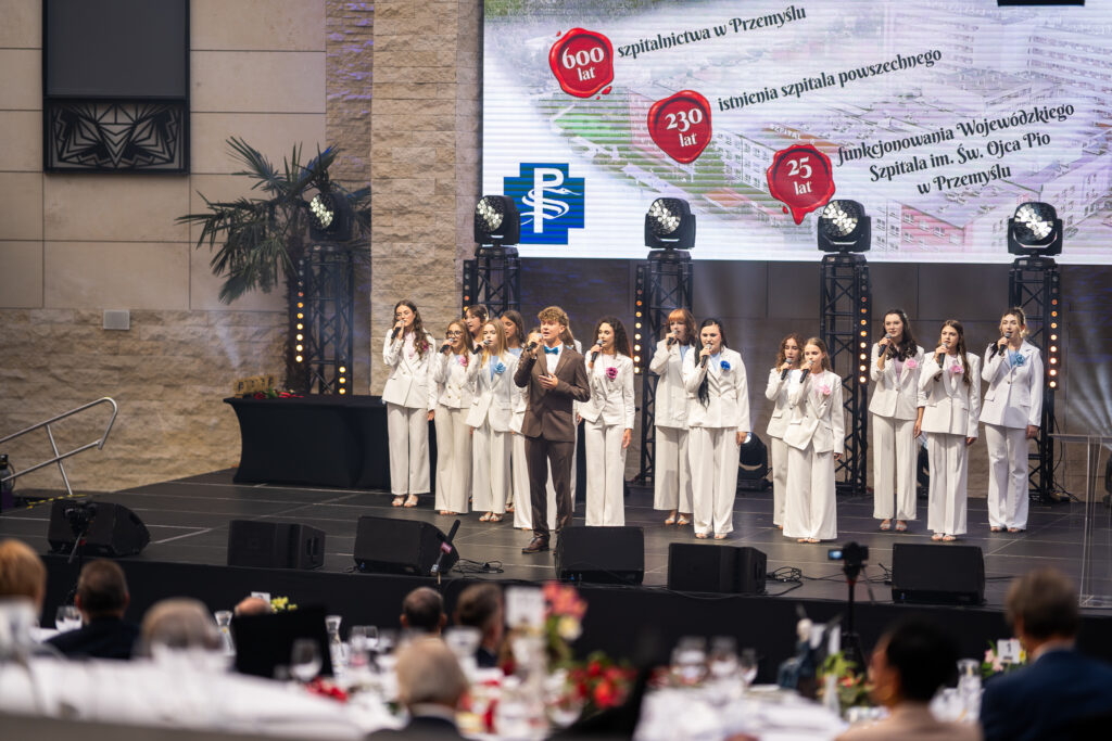 na scenie śpiewa grupa młodzieży