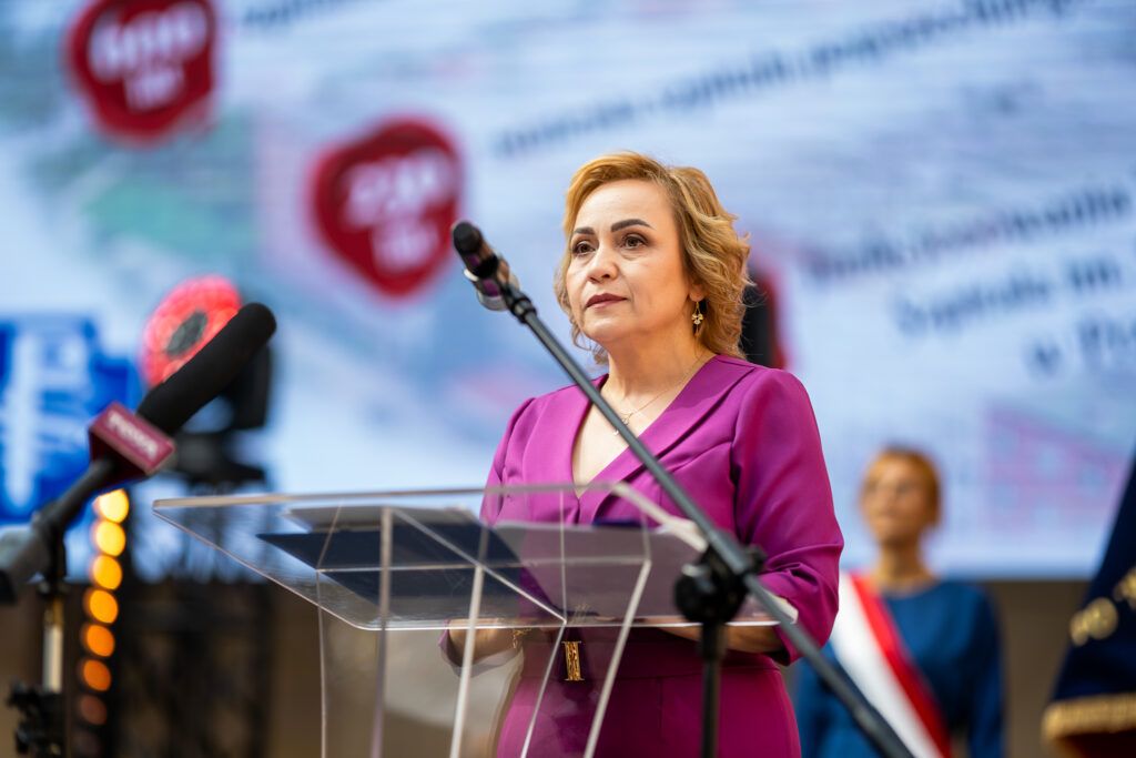 dyrektorka przemawia na scenie