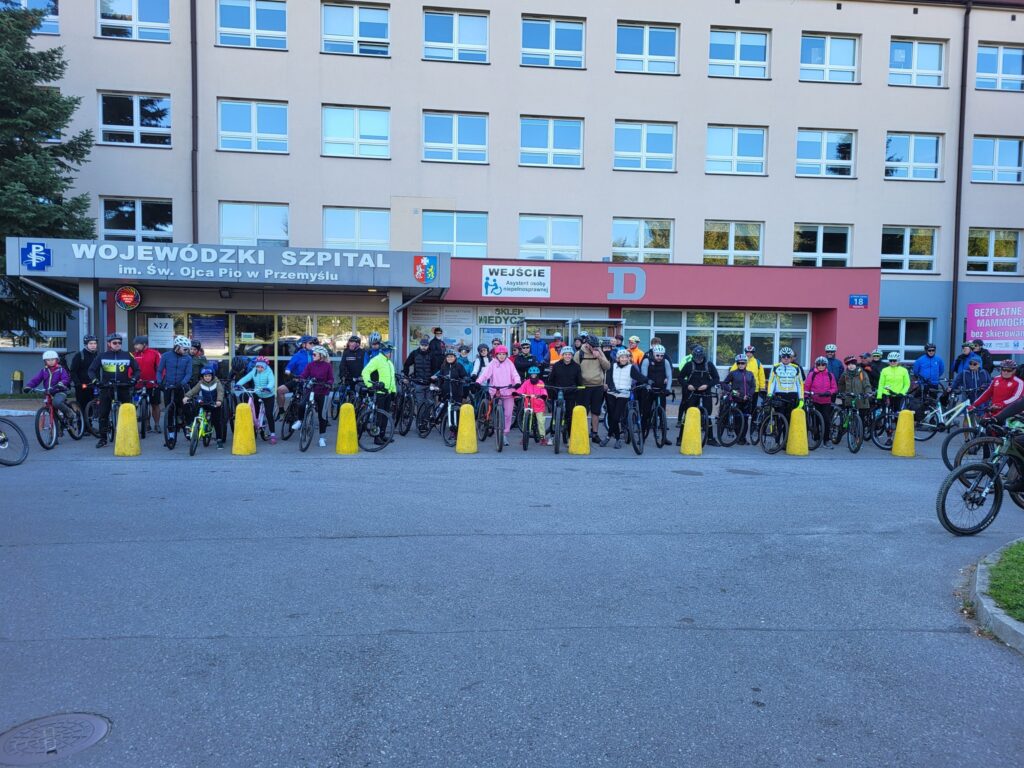 uczestnicy na starcie przed szpitalem