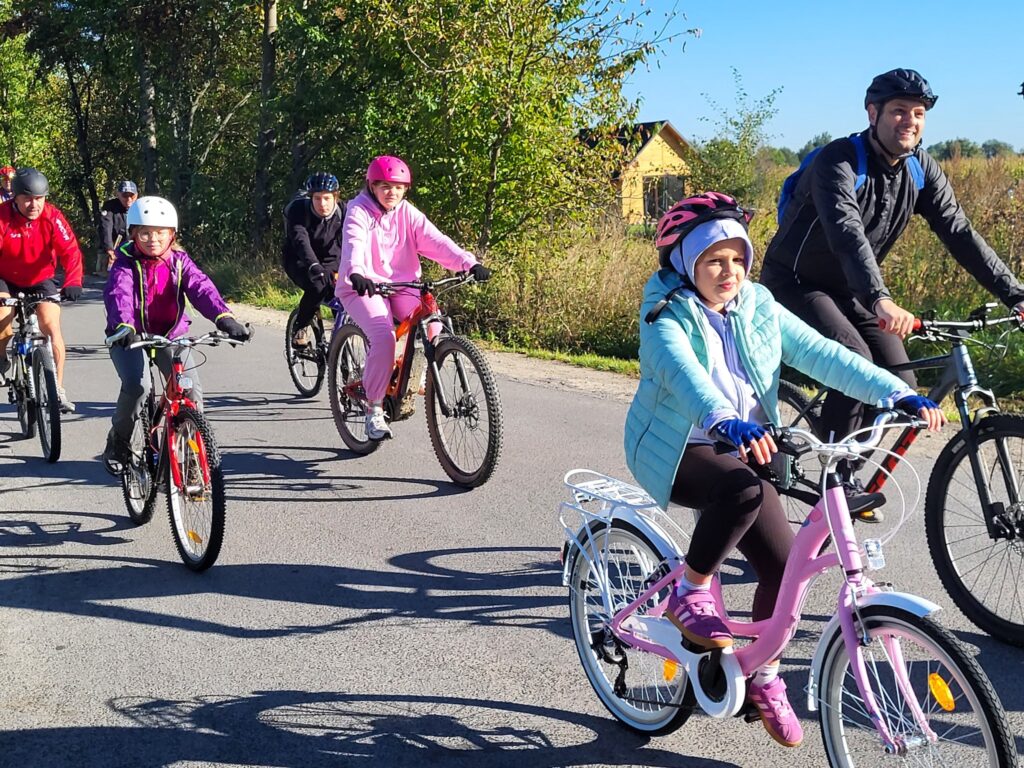 uczestnicy na trasie rajdu, na pierwszym planie dzieci