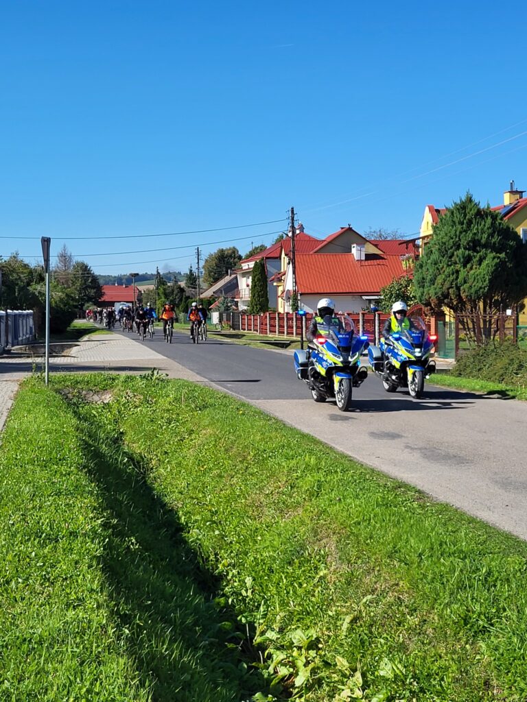 dwaj policjanci na motocyklach prowadzą rajd