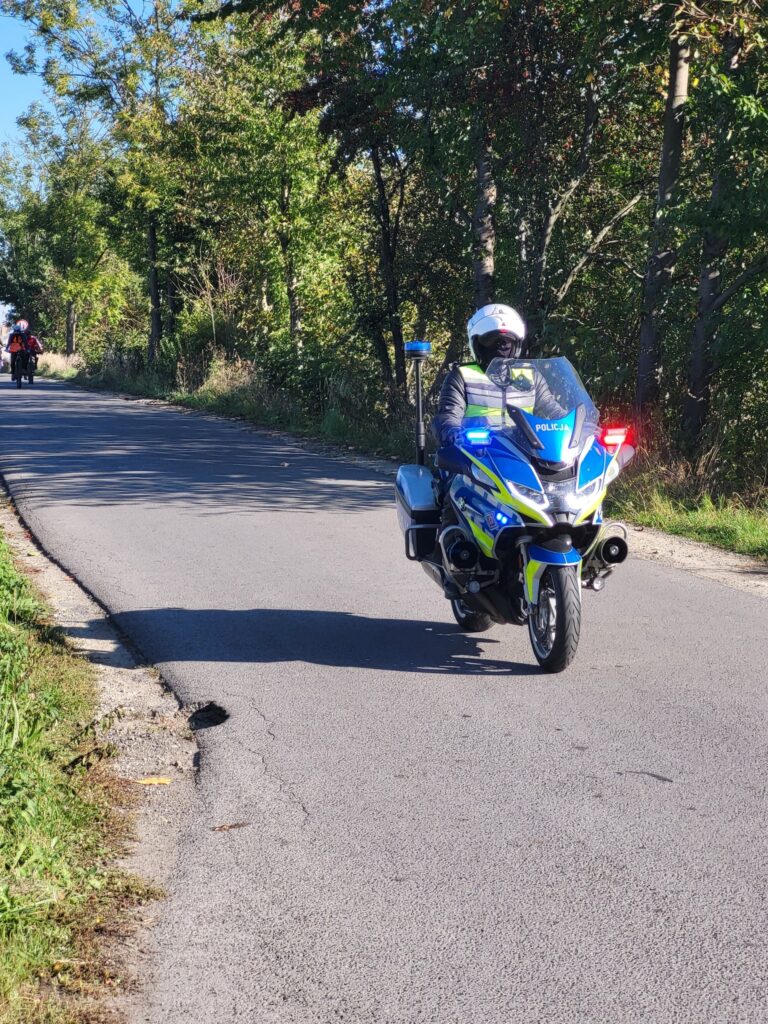policjant na motocyklu prowadzi rajd