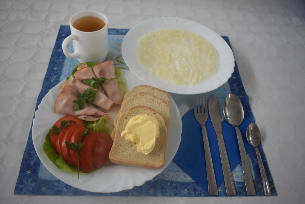 zupa mleczna, herbata, chleb masło, pomidor, wędlina