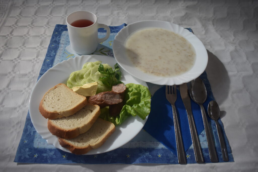 zupa mleczna,  kiełbasa, sałata