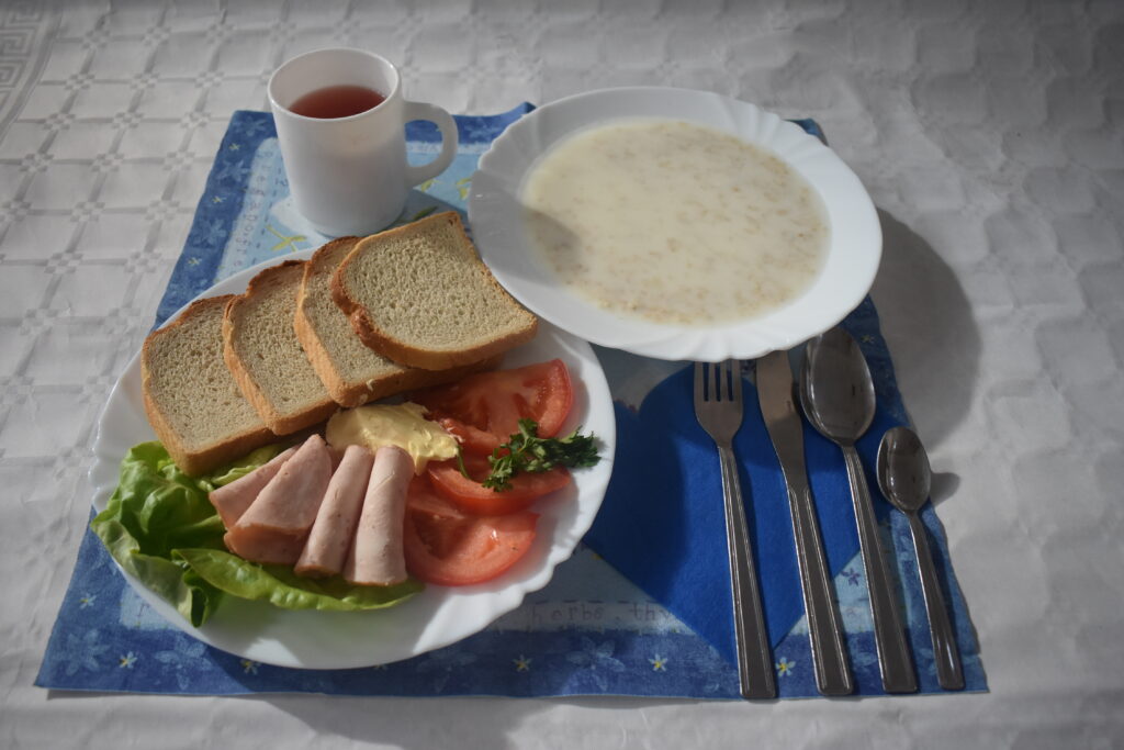 pomidor, szynka, pieczywo, zupa mleczna