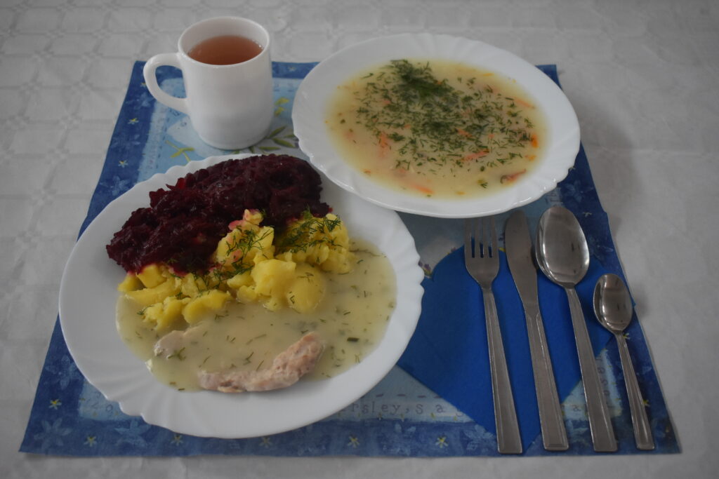 buraczki, ziemniaki, sos