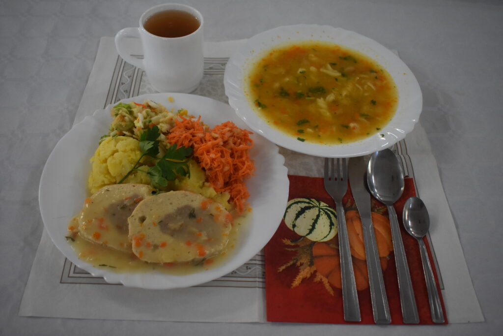 zupa z makaronem świderki, surówka, ziemniaki