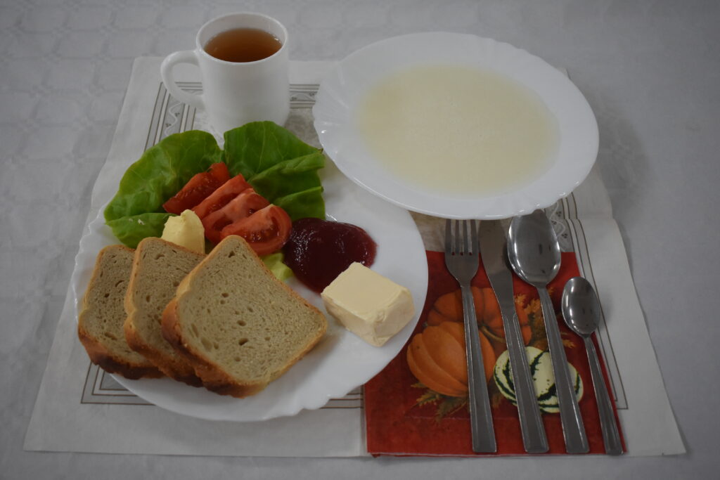 zupa mleczna, pieczywo, masło, pomidor