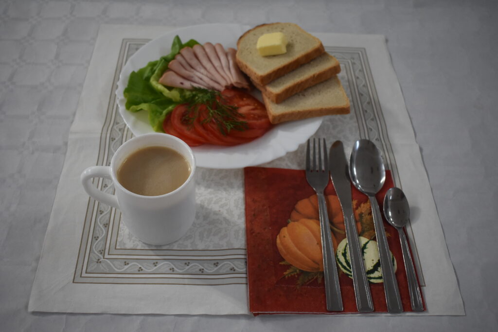 wędlina, masło, pieczywo, kakao