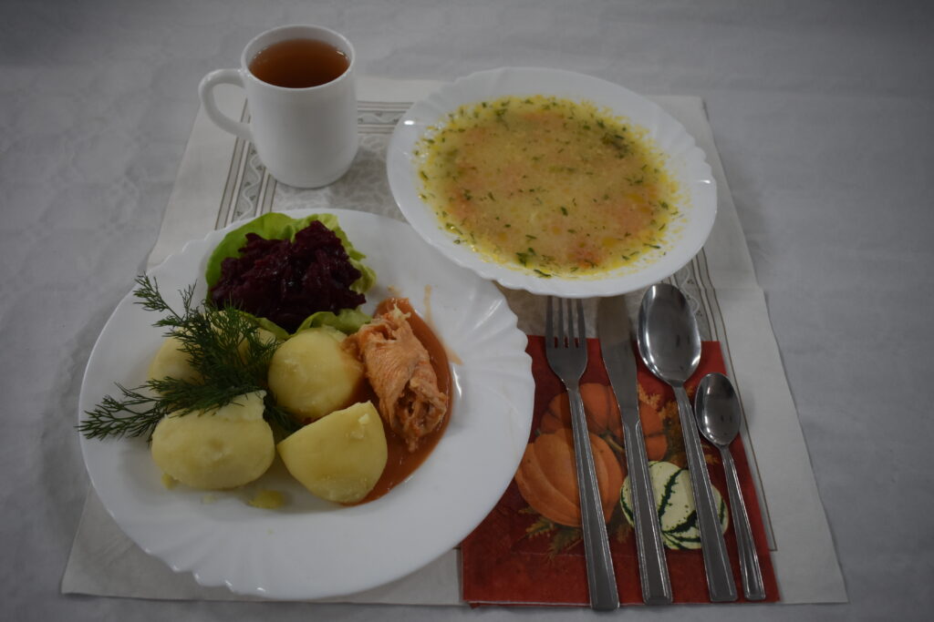 buraczki, ziemniaki, zupa, mięso