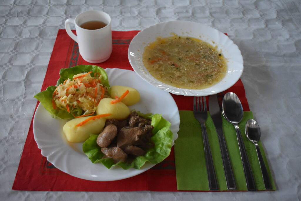 wątróbka, ziemniaki, surówka