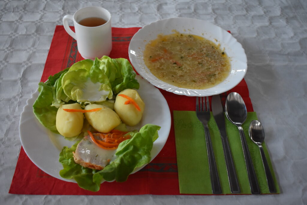 mięso, ziemniaki, sos