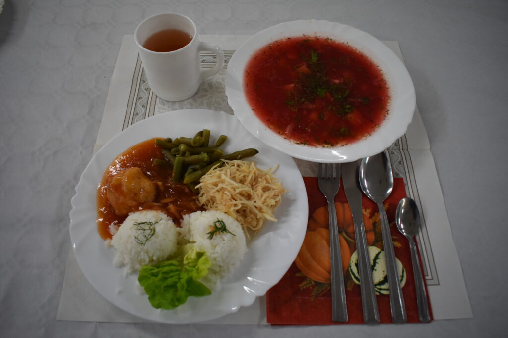 ryż, mięso drobiowe, surówka