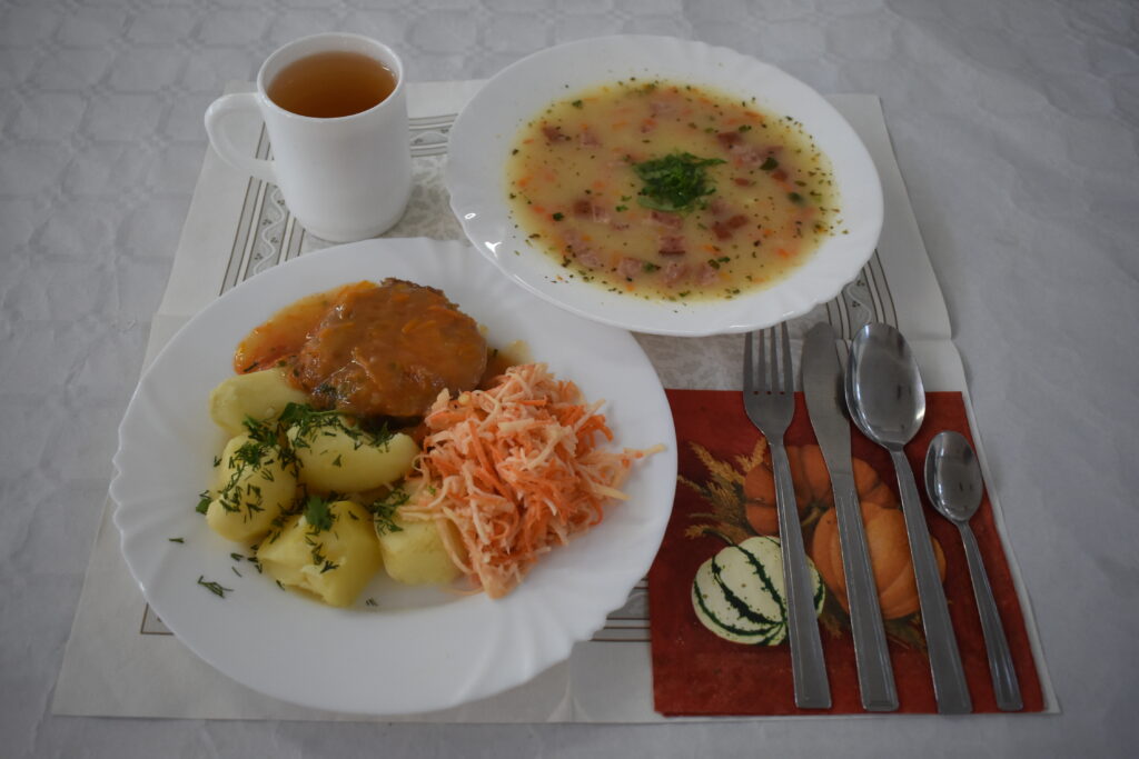 surówka, ziemniaki, mięso z sosem