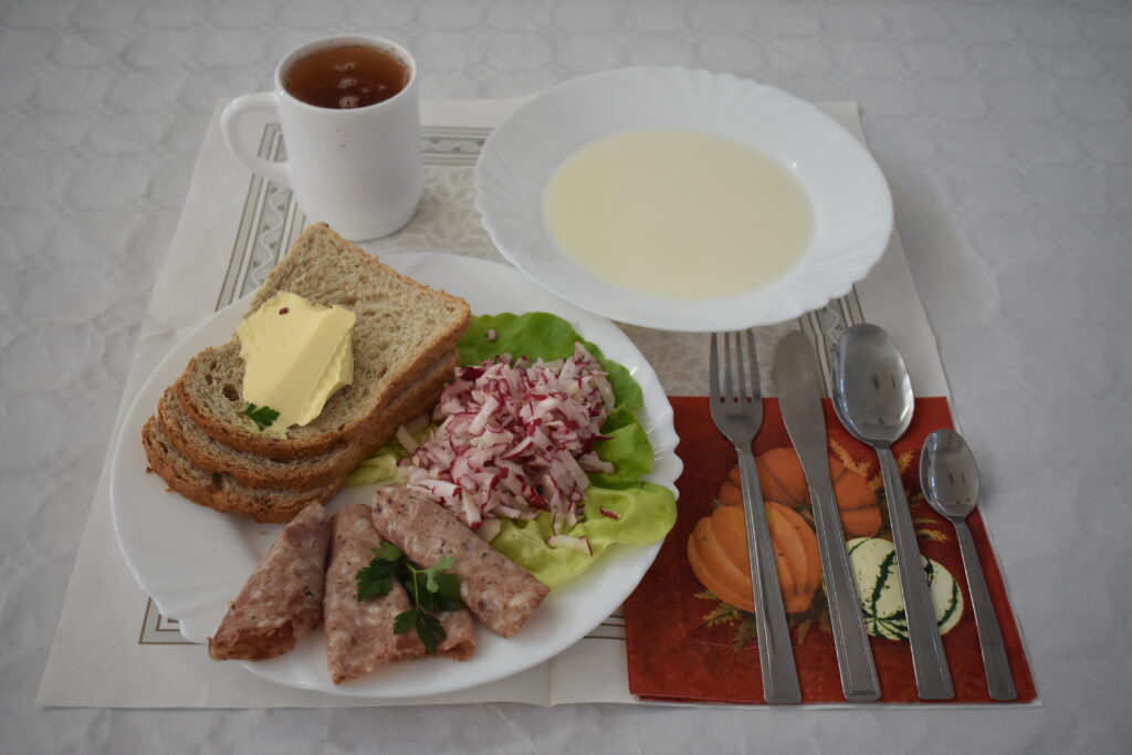 rzodkiewka, masło, pieczywo, zupa mleczna