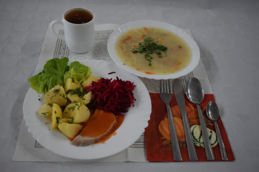 buraczki, ziemniaki, mięso