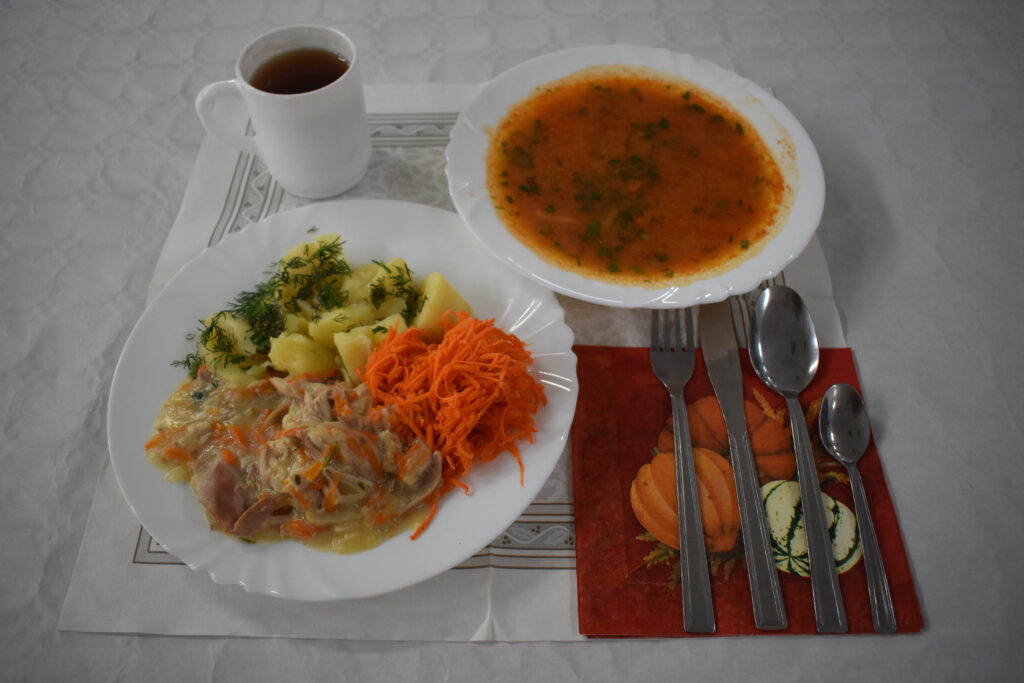 zupa, surówka, ziemniaki