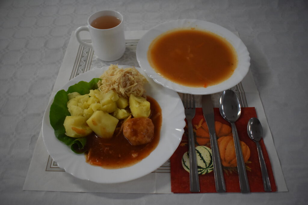 ziemniaki, mięso z sosem, zupa pomidorowa