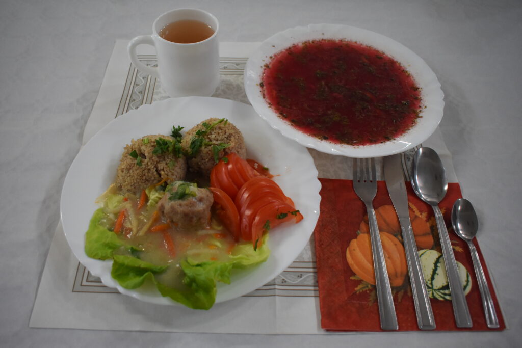 barszcz czerwony, kasza, mięso, sos, sałata z pomidora, herbata